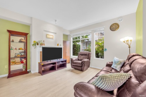 25-5298 Oakmount Crescent, Burnaby, BC - Indoor Photo Showing Living Room