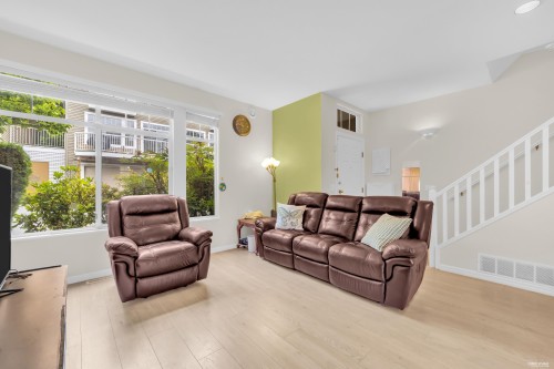 25-5298 Oakmount Crescent, Burnaby, BC - Indoor Photo Showing Living Room
