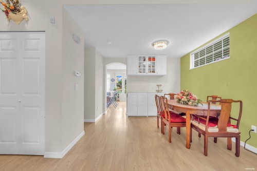 25-5298 Oakmount Crescent, Burnaby, BC - Indoor Photo Showing Dining Room