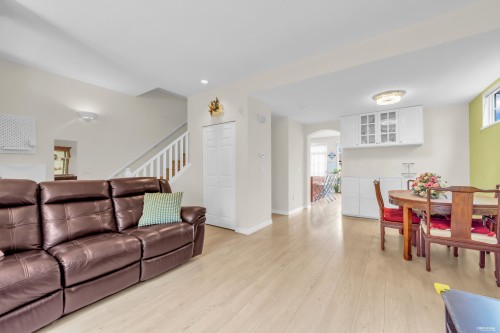 25-5298 Oakmount Crescent, Burnaby, BC - Indoor Photo Showing Living Room