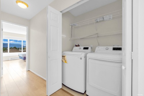 25-5298 Oakmount Crescent, Burnaby, BC - Indoor Photo Showing Laundry Room