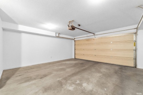 25-5298 Oakmount Crescent, Burnaby, BC - Indoor Photo Showing Garage