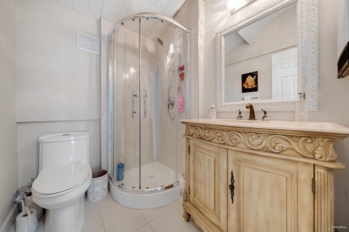 3870 Emerald Drive, North Vancouver, BC - Indoor Photo Showing Bathroom