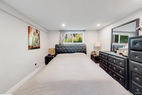 3870 Emerald Drive, North Vancouver, BC - Indoor Photo Showing Bedroom