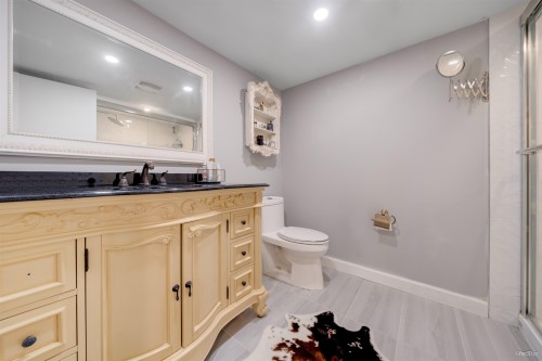 3870 Emerald Drive, North Vancouver, BC - Indoor Photo Showing Bathroom