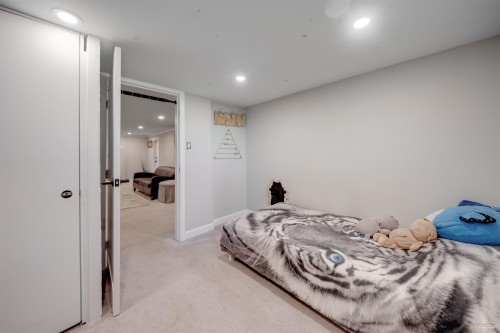 3870 Emerald Drive, North Vancouver, BC - Indoor Photo Showing Bedroom