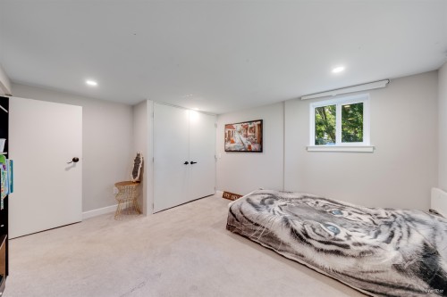 3870 Emerald Drive, North Vancouver, BC - Indoor Photo Showing Bedroom