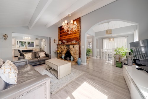 3870 Emerald Drive, North Vancouver, BC - Indoor Photo Showing Living Room