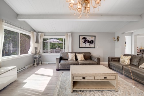3870 Emerald Drive, North Vancouver, BC - Indoor Photo Showing Living Room