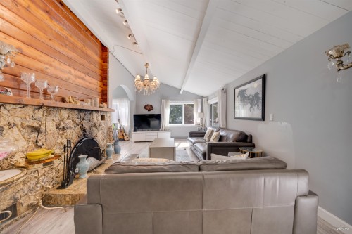 3870 Emerald Drive, North Vancouver, BC - Indoor Photo Showing Living Room With Fireplace