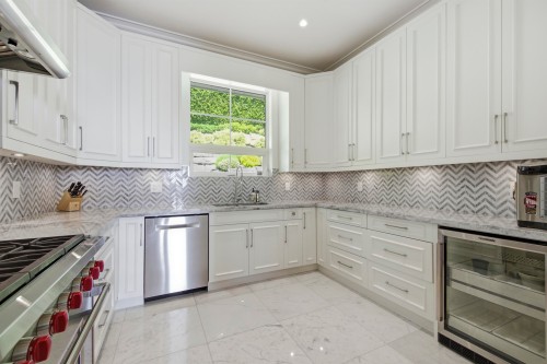 1515 Camelot Road, West Vancouver, BC - Indoor Photo Showing Kitchen With Upgraded Kitchen