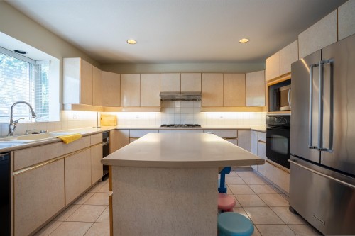 1618 62Nd Avenue W, Vancouver, BC - Indoor Photo Showing Kitchen With Upgraded Kitchen