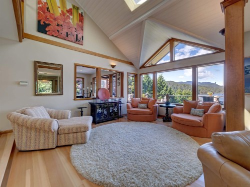 6480 Shoreline Place, Sechelt, BC - Indoor Photo Showing Living Room