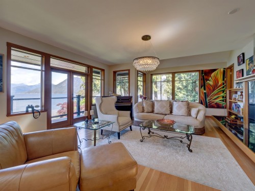 6480 Shoreline Place, Sechelt, BC - Indoor Photo Showing Living Room