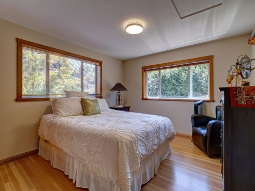 6480 Shoreline Place, Sechelt, BC - Indoor Photo Showing Bedroom