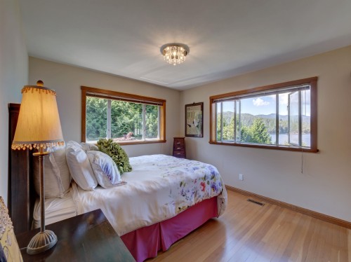6480 Shoreline Place, Sechelt, BC - Indoor Photo Showing Bedroom