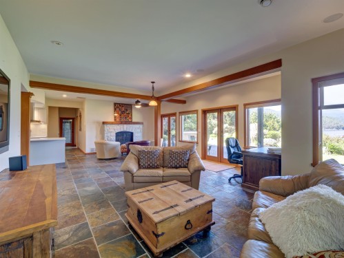 6480 Shoreline Place, Sechelt, BC - Indoor Photo Showing Living Room