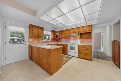 4438 Darwin Avenue, Burnaby, BC - Indoor Photo Showing Kitchen