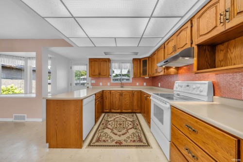 4438 Darwin Avenue, Burnaby, BC - Indoor Photo Showing Kitchen