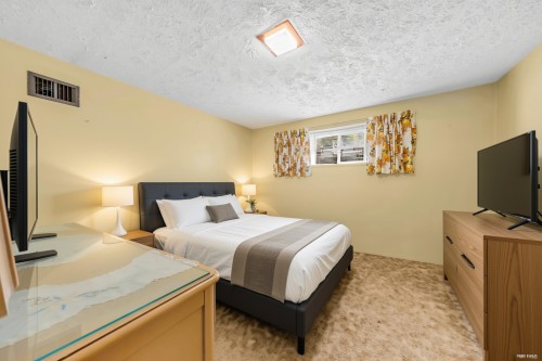 4438 Darwin Avenue, Burnaby, BC - Indoor Photo Showing Bedroom