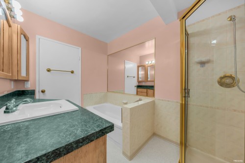 4438 Darwin Avenue, Burnaby, BC - Indoor Photo Showing Bathroom