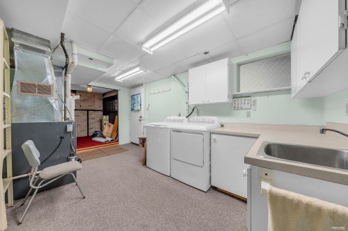 4438 Darwin Avenue, Burnaby, BC - Indoor Photo Showing Laundry Room