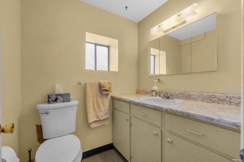 4438 Darwin Avenue, Burnaby, BC - Indoor Photo Showing Bathroom