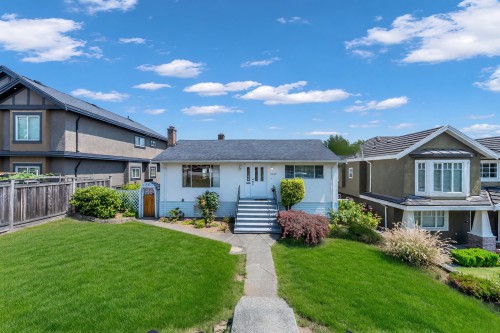 4438 Darwin Avenue, Burnaby, BC - Outdoor With Facade