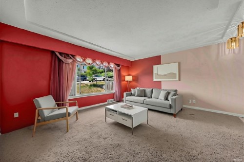 4438 Darwin Avenue, Burnaby, BC - Indoor Photo Showing Living Room