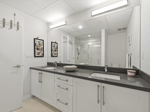 210-10177 River Drive, Richmond, BC - Indoor Photo Showing Bathroom