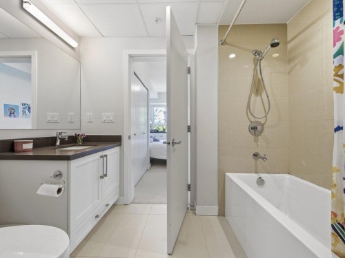 210-10177 River Drive, Richmond, BC - Indoor Photo Showing Bathroom