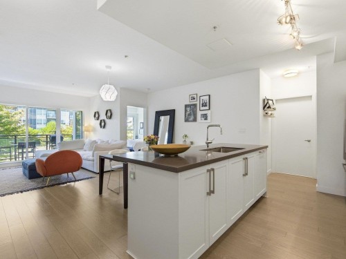 210-10177 River Drive, Richmond, BC - Indoor Photo Showing Kitchen