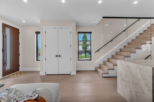 502 5Th Street E, North Vancouver, BC - Indoor