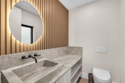502 5Th Street E, North Vancouver, BC - Indoor Photo Showing Bathroom