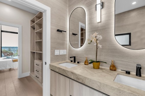 502 5Th Street E, North Vancouver, BC - Indoor Photo Showing Bathroom