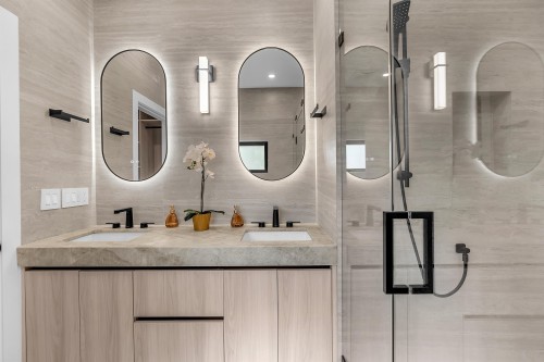 502 5Th Street E, North Vancouver, BC - Indoor Photo Showing Bathroom