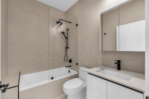 502 5Th Street E, North Vancouver, BC - Indoor Photo Showing Bathroom