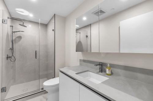502 5Th Street E, North Vancouver, BC - Indoor Photo Showing Bathroom