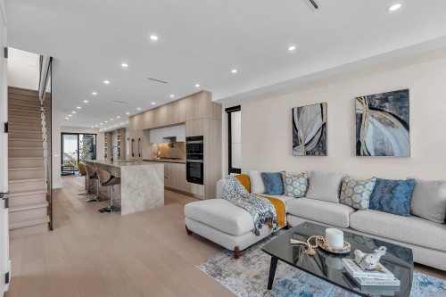 502 5Th Street E, North Vancouver, BC - Indoor Photo Showing Living Room