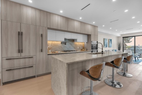 502 5Th Street E, North Vancouver, BC - Indoor Photo Showing Kitchen With Upgraded Kitchen