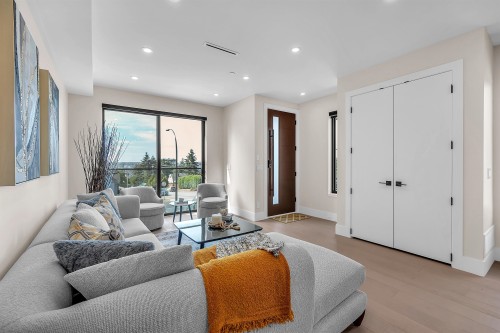 502 5Th Street E, North Vancouver, BC - Indoor Photo Showing Living Room