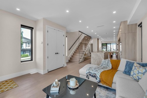 502 5Th Street E, North Vancouver, BC - Indoor