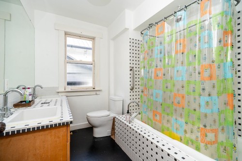 2814 Trinity Street, Vancouver, BC - Indoor Photo Showing Bathroom