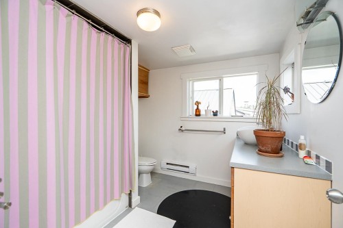 2814 Trinity Street, Vancouver, BC - Indoor Photo Showing Bathroom