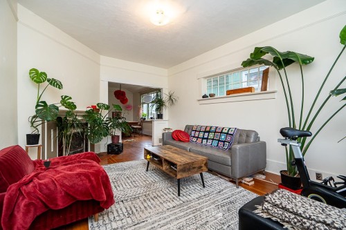 2814 Trinity Street, Vancouver, BC - Indoor Photo Showing Living Room