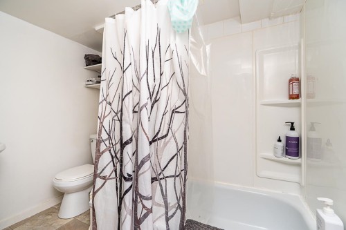 2814 Trinity Street, Vancouver, BC - Indoor Photo Showing Bathroom