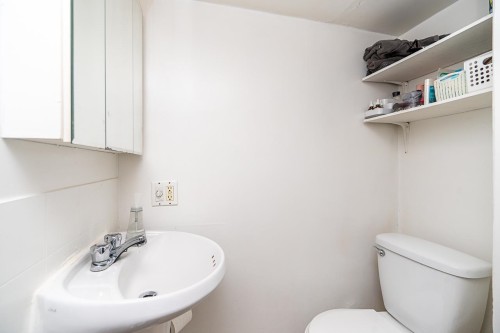 2814 Trinity Street, Vancouver, BC - Indoor Photo Showing Bathroom