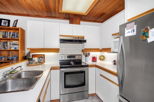 109-6117 Eagle Drive, Whistler, BC - Indoor Photo Showing Kitchen With Double Sink