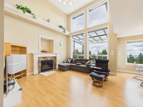 3010 Maplewood Court, Coquitlam, BC - Indoor Photo Showing Living Room With Fireplace