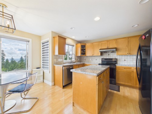 3010 Maplewood Court, Coquitlam, BC - Indoor Photo Showing Kitchen